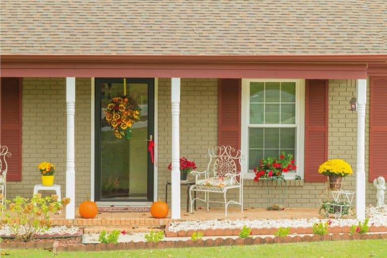 为万圣节前夕装饰漂亮的房子en with pumpkins and seasonal flowers, 15 Awesome Porch Wall Decor Ideas