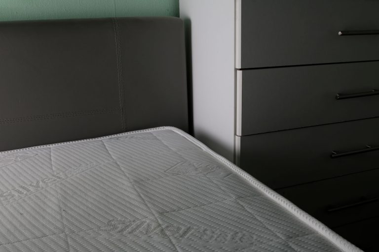 一张现代浴室内记忆泡沫床垫的近距离照片，记忆泡沫床垫能使用多久?