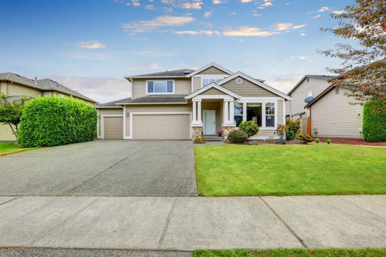 一个gorgeous two storey American home with a huge driveway and a newly mowed lawn, How Thick Should A Concrete Driveway Be?