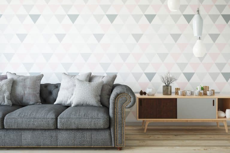 华丽的客厅和一个灰色的沙发和灰色throw pillows with a patterned wallpaper background, A gorgeous living room with a gray couch and gray throw pillows with a patterned wallpaper background