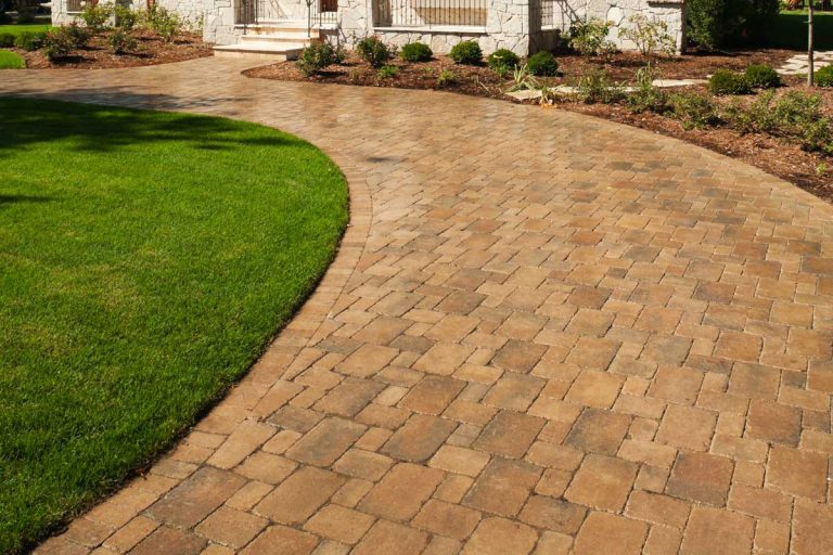 摊铺机车道导致一个新的大厦,科罗拉多州r Pavers Go With A Brown House?