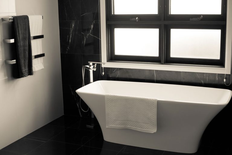 Elegant white and black design of bathroom, What Color Towels For A Black And White Bathroom?