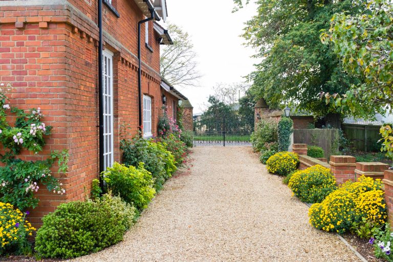 大英语国家从维多利亚时代的府邸period in the UK, with wrought iron gates and gravel drive, 11 Great Gravel Driveway Edging And Border Ideas