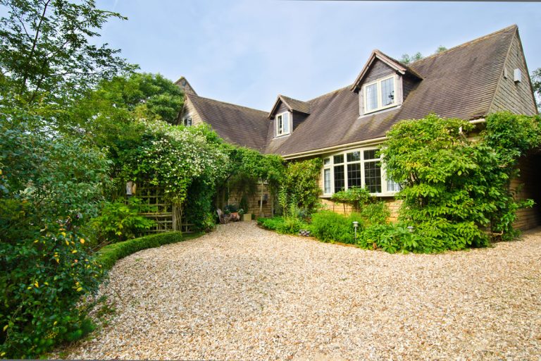 english village house with gravel driveway, What Size Gravel For Driveway?