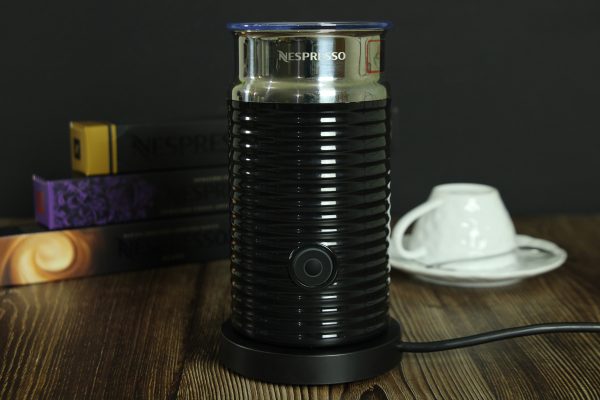 Nespresso Frother在桌子上的Nespresso Frother的近距离照片闪烁红灯 - 该怎么办？