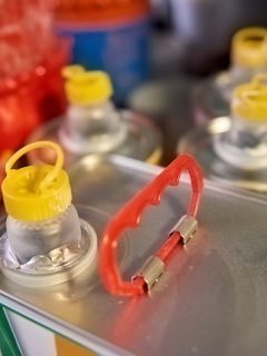 从上边视图中较薄的罐头。