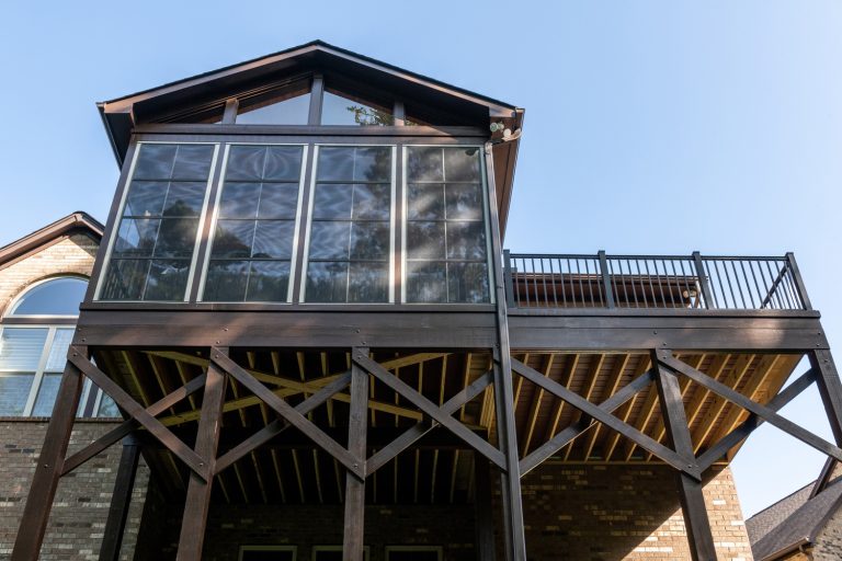 带有山墙屋顶的木质门廊建筑。建筑物加建概念-甲板高度需要多少栏杆[规范规定]