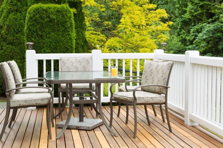 close - up-horizontal-photo-outdoor-furniture-on，一个甲板算你家的平方英尺吗?