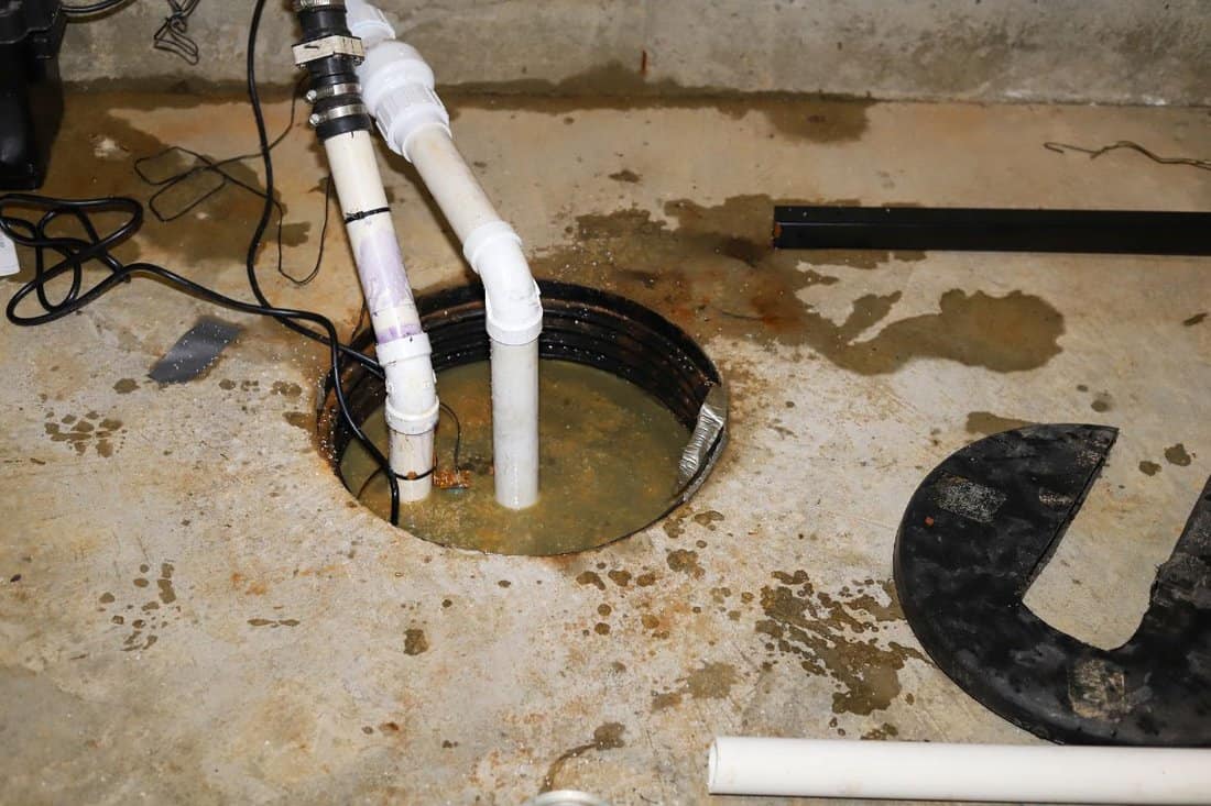 一个家庭地下室的污水泵在维修管道