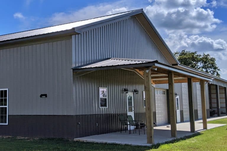 在一个带有金属壁板的金属屋顶下增加休闲空间的住宅框架下增加砖烟囱，如何安装垂直金属壁板[分步指南]