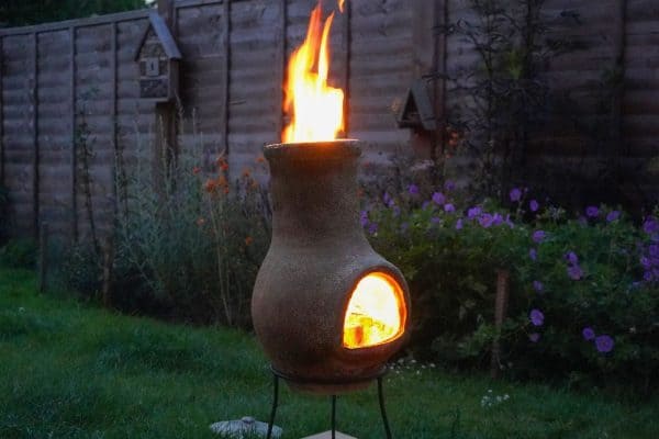 花园里的Chiminea着火了。-为什么我的小鸡一直往外飞?
