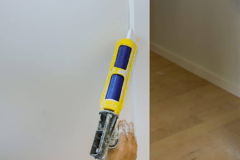 工人硅酮密封剂空间管申请再保险pairing of wooden on corner wall door molding trim, Factors To Consider Before Applying Caulk