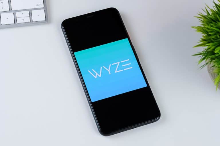 智能手机屏幕上的Wyze应用程序标志，为什么我的Wyze插头计划不工作?