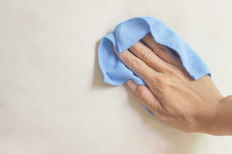 手清洗使用a microfiber cloth